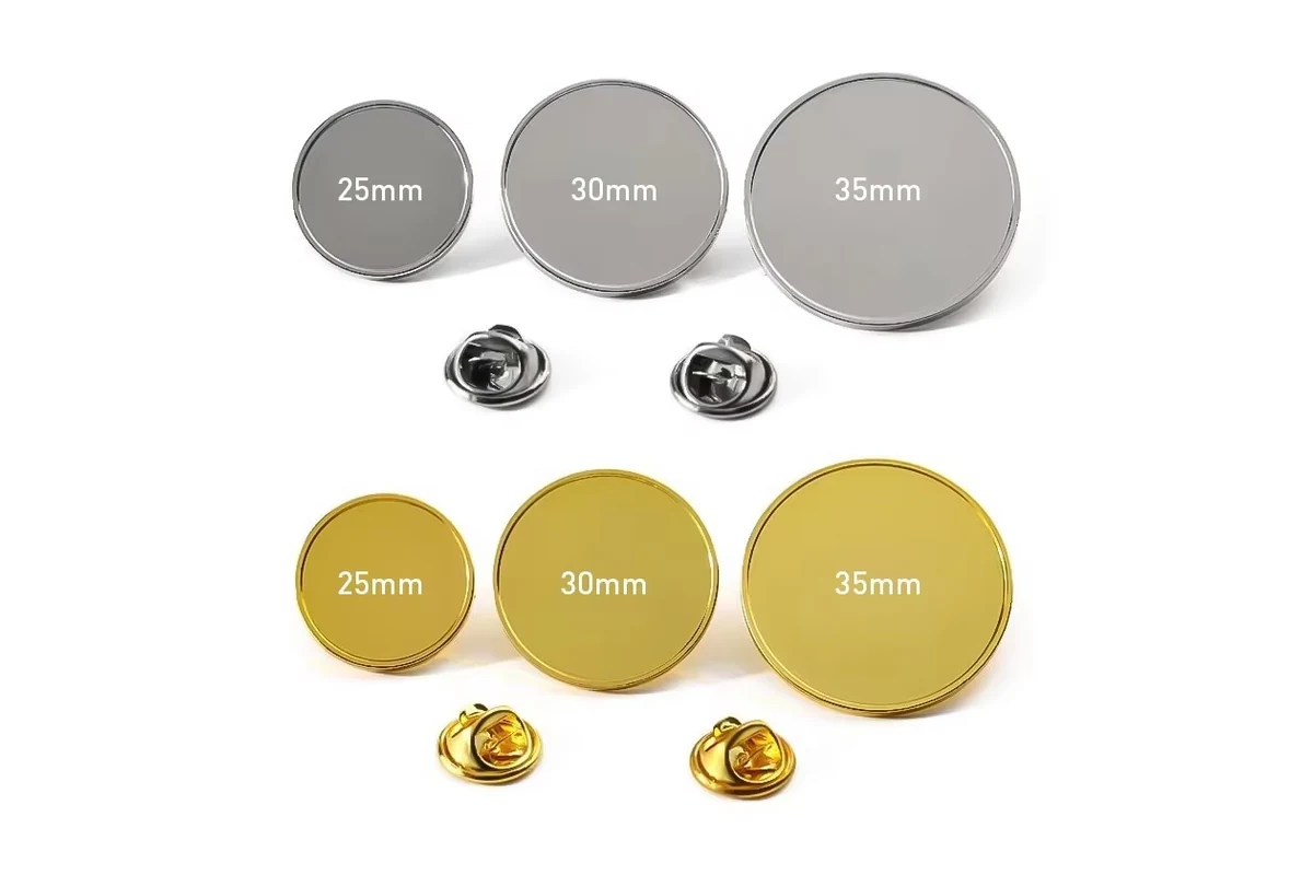 Gold and silver circular size samples marked 25mm, 30mm and 35mm, with matching clutches.